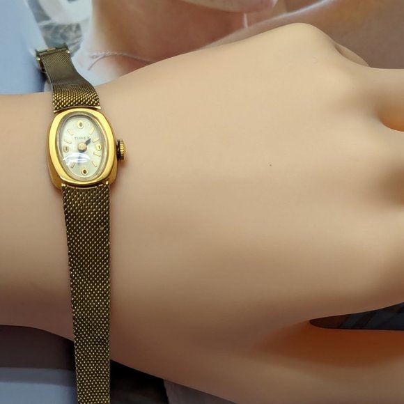 Timex Watch Bracelet Wind Up Mechanical and is Working Excellent Condition 17 Jw main image 11